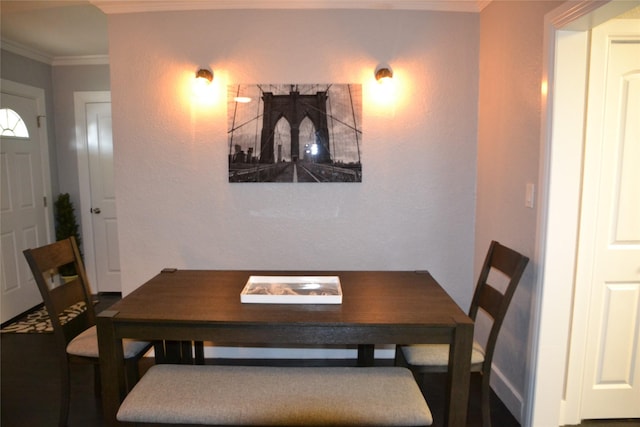 dining area with ornamental molding