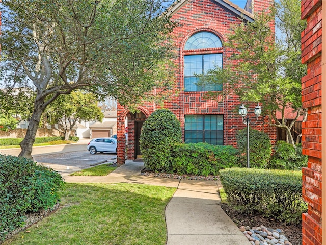 view of front of property featuring a front lawn