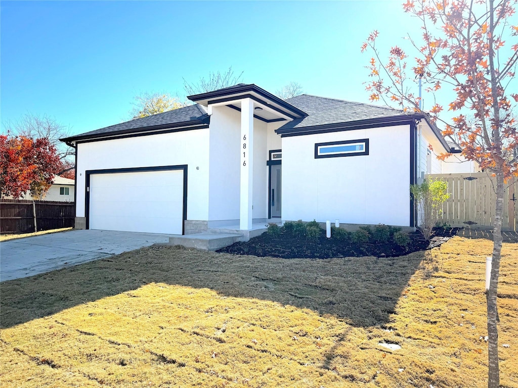 view of front facade featuring a garage and a front lawn