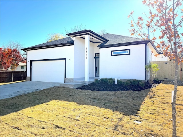 view of front of home featuring a front yard and a garage