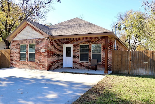 view of front of house featuring a front yard