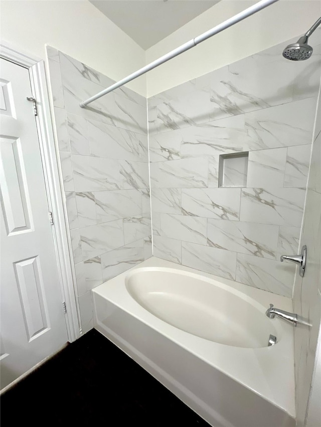 bathroom featuring tiled shower / bath