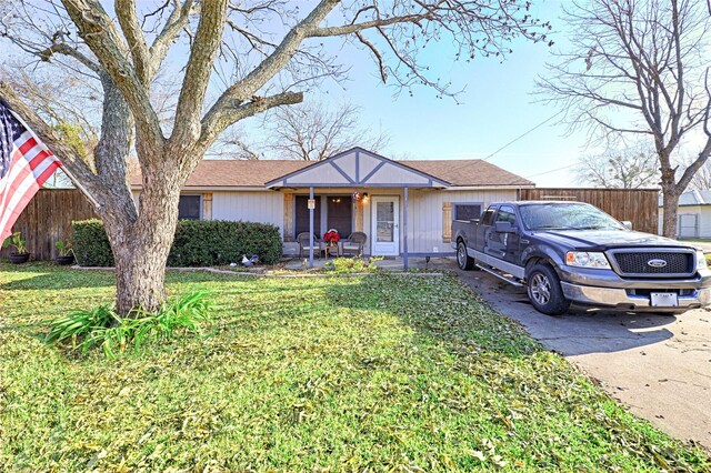 ranch-style home featuring a front lawn