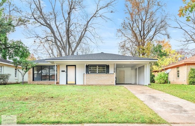 view of front of house with a carport and a front lawn