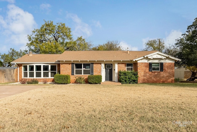 single story home featuring a front lawn