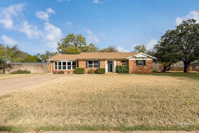 single story home with a front yard