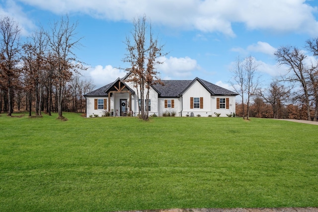 view of front of property with a front yard