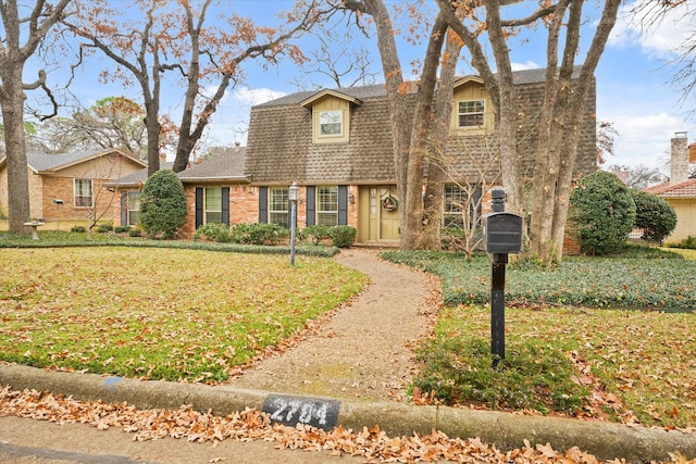 view of front facade featuring a front lawn