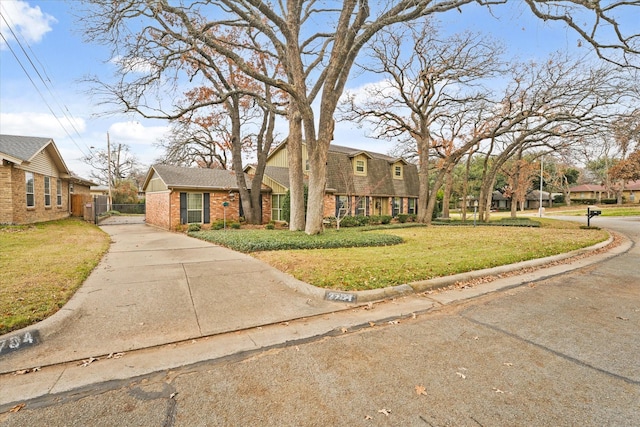 view of front of house featuring a front lawn