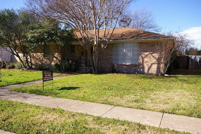 view of front of home featuring a front yard