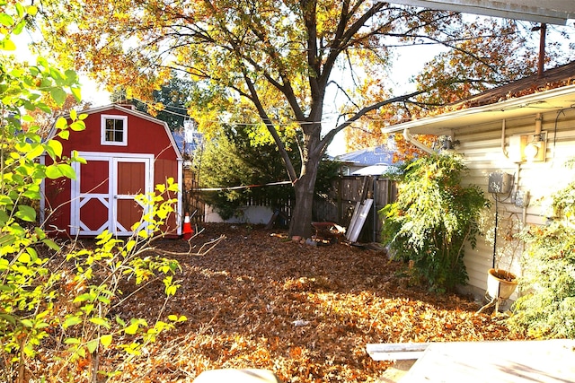 view of yard with a storage unit