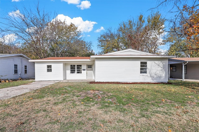 view of front of house with a carport and a front yard