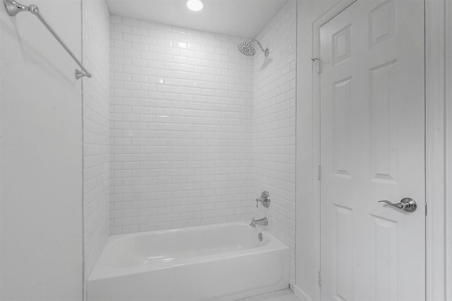 bathroom with tiled shower / bath