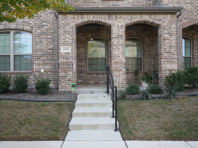 property entrance with a yard