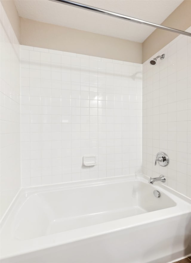 bathroom with tiled shower / bath combo