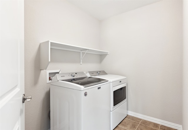 washroom featuring light tile patterned floors and washing machine and dryer