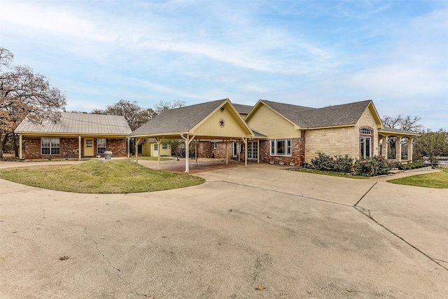 ranch-style house featuring a front lawn