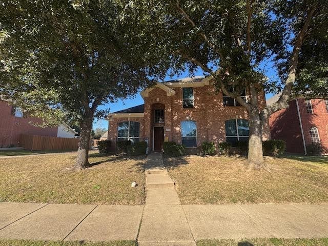 view of front of house featuring a front lawn