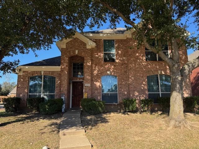 view of front of house with a front yard