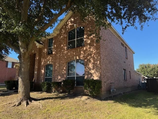 view of front facade with a front lawn