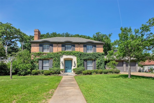 view of front of home featuring a front lawn and a garage