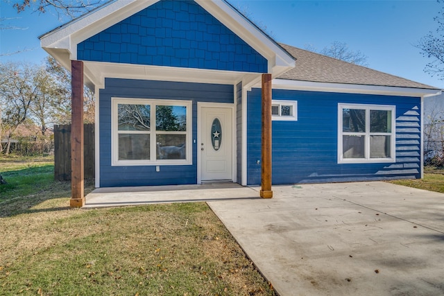 view of front of property featuring a front yard