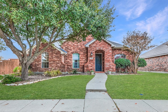 view of front of property featuring a front yard