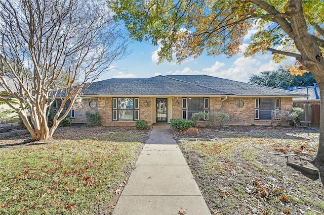 single story home with a front lawn