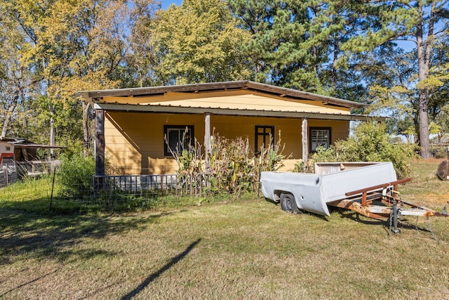 view of front of property with a front lawn