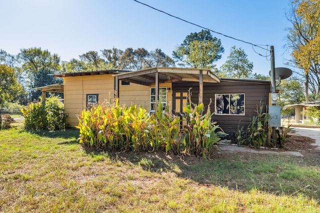 view of front facade with a front yard