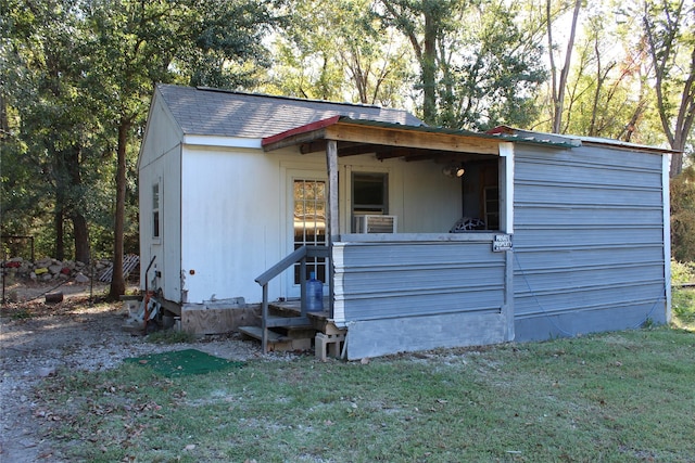 view of front of home featuring a front lawn