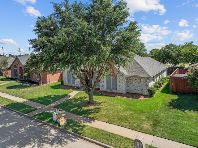 view of front of property featuring a front yard