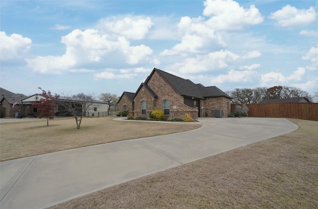 view of front facade featuring a front yard