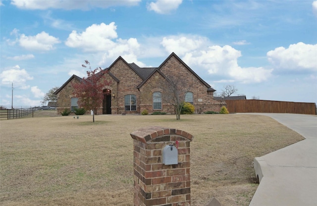 view of front facade featuring a front lawn