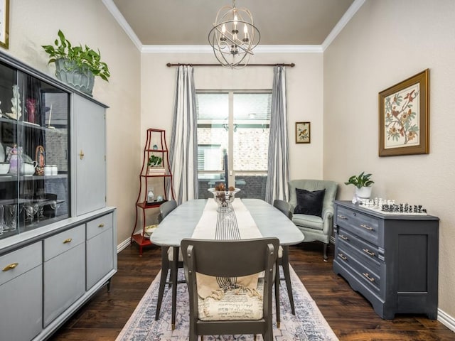 dining room featuring dark hardwood / wood-style flooring, crown molding, and a notable chandelier