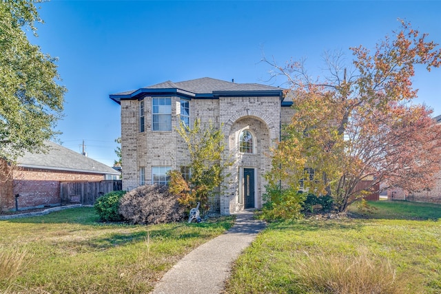 view of front of property featuring a front yard