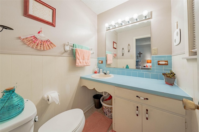 bathroom featuring a textured ceiling, toilet, and sink