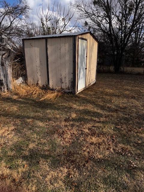 view of outdoor structure with a yard