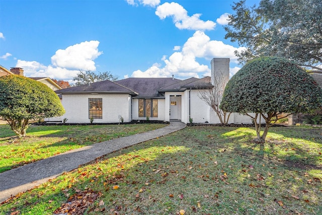 view of front facade featuring a front lawn