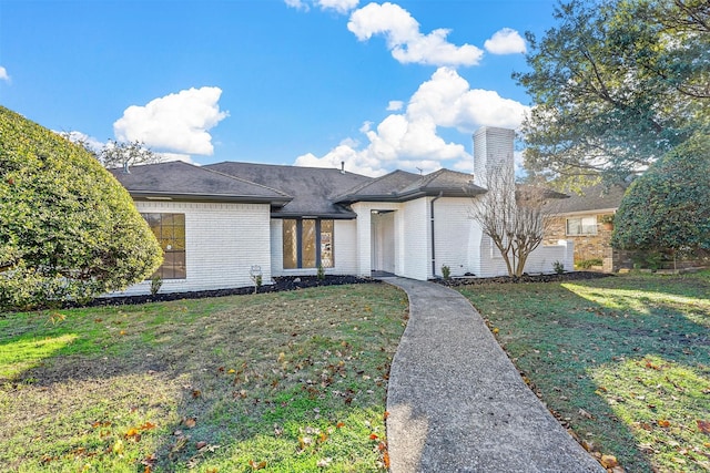 view of front of property featuring a front yard