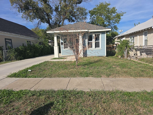 bungalow featuring a front lawn