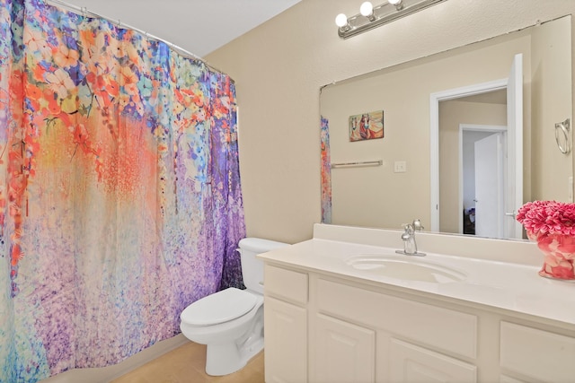 bathroom featuring a shower with shower curtain, vanity, and toilet