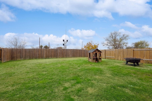 view of yard featuring an outdoor fire pit