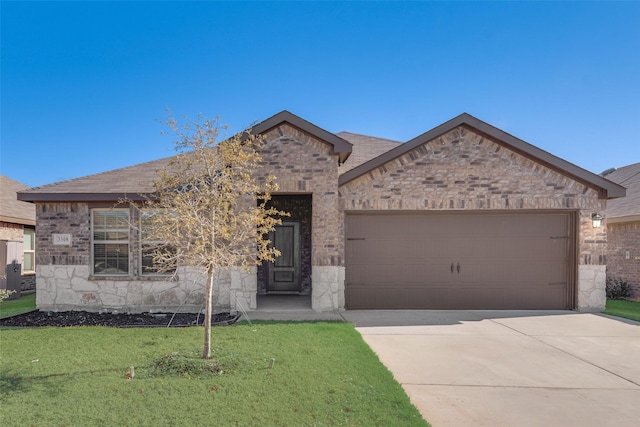 view of front of home featuring a garage and a front yard