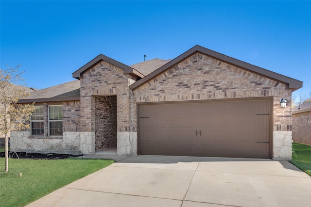 view of front facade featuring a garage and a front yard