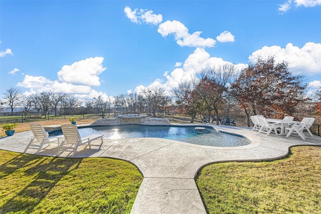 view of pool featuring an in ground hot tub, a yard, and a patio area