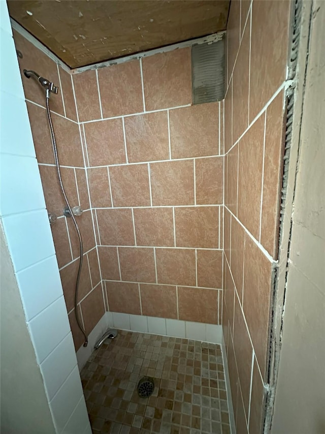 bathroom featuring tiled shower