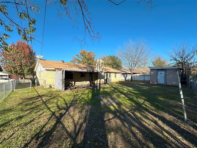 view of yard featuring an outbuilding