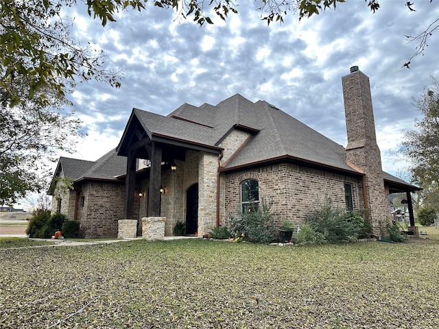 view of front of property with a front lawn