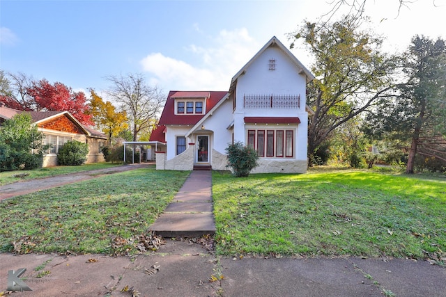 view of front facade featuring a carport and a front yard